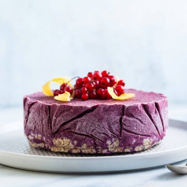 donmuş blueberry limon pasta dondurma ve pasta üzerinde taze çilek mermer bir masada hazır. Yaz Festival tatlı