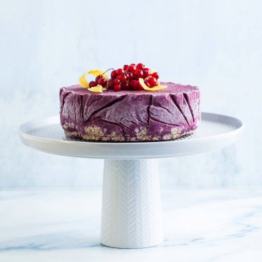 donmuş blueberry limon pasta dondurma ve pasta üzerinde taze çilek mermer bir masada hazır. Yaz Festival tatlı