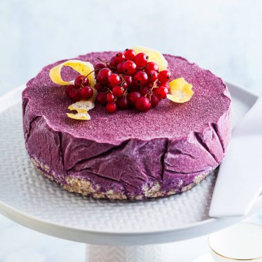 donmuş blueberry limon pasta dondurma ve pasta üzerinde taze çilek mermer bir masada hazır. Yaz Festival tatlı