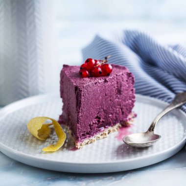 Kaju fıstığı ve yaban mersini çiğ vegan kek. sağlıklı tatlılar. süt, un ve ücretsiz gluten. mermer bir masada