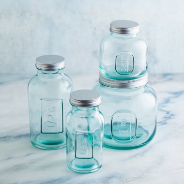 Cam kavanozlar en hazır sterilizasyon ve konserve için. mermer masasına yemek korunması.