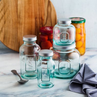 Cam kavanozlar en hazır sterilizasyon ve konserve için. mermer masasına yemek korunması.