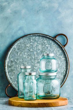 boş ölçme bardak koruma veya depolama için kavanozları. masada