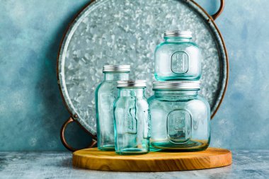 boş ölçme bardak koruma veya depolama için kavanozları. masada