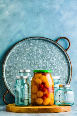 Ahşap arka plan üzerinde sebze korunmuş