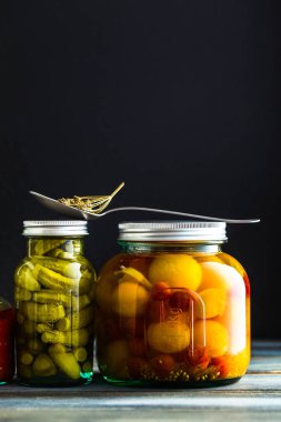 Ahşap arka plan üzerinde sebze korunmuş. Kış sonbahar kutular