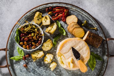 İtalyan peynir Puglia ve masanın üzerine soğuk aperatifler çeşitli türleri. Petrol ve kurutulmuş domates enginar