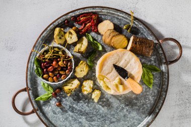 İtalyan peynir Puglia ve masanın üzerine soğuk aperatifler çeşitli türleri. Petrol ve kurutulmuş domates enginar