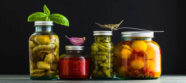 Preserved sebze ahşap arka plan üzerinde afiş. Kış sonbahar kutular