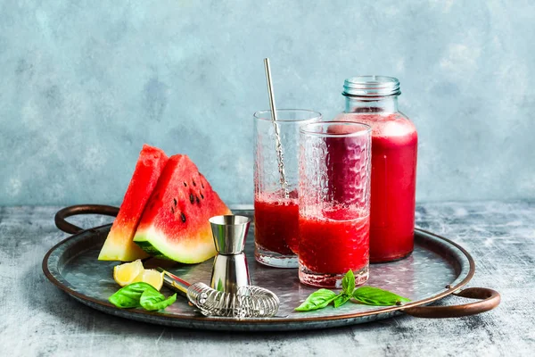 Suco Recentemente Apertado Uma Melancia Uma Mesa Copos Preparação Coquetel — Fotografia de Stock