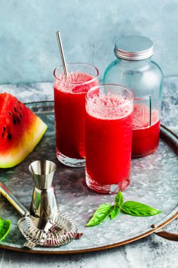 Taze sıkılmış suyu bir karpuz üzerinden bir tablo içinde gözlük. Bir kokteyl veya alkollü içki hazırlanması. Sağlıklı beslenme ve Fruitarianism