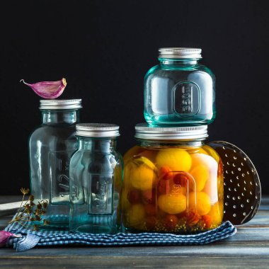 Ahşap arka plan üzerinde sebze korunmuş. Kış sonbahar kutular