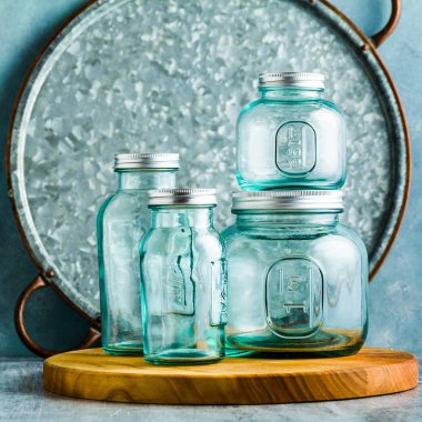 boş ölçme bardak koruma veya depolama için kavanozları. masada