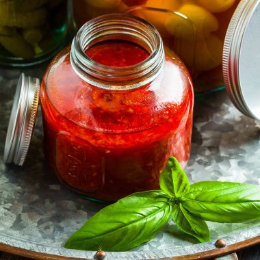 Ahşap arka plan üzerinde sebze korunmuş. Kış sonbahar kutular