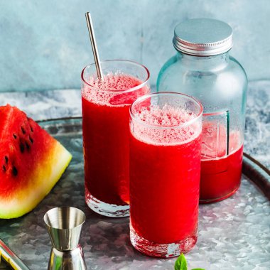 Taze sıkılmış suyu bir karpuz üzerinden bir tablo içinde gözlük. Bir kokteyl veya alkollü içki hazırlanması. Sağlıklı beslenme ve Fruitarianism