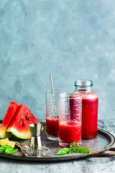 Suco Recentemente Apertado Uma Melancia Uma Mesa Copos Preparação Coquetel — Fotografia de Stock