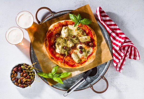 Clássico Italiano Pizza Margherita Com Alcachofras Azeitonas Alcaparras Uma Mesa — Fotografia de Stock