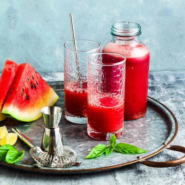 Suco Recentemente Apertado Uma Melancia Uma Mesa Copos Preparação Coquetel — Fotografia de Stock