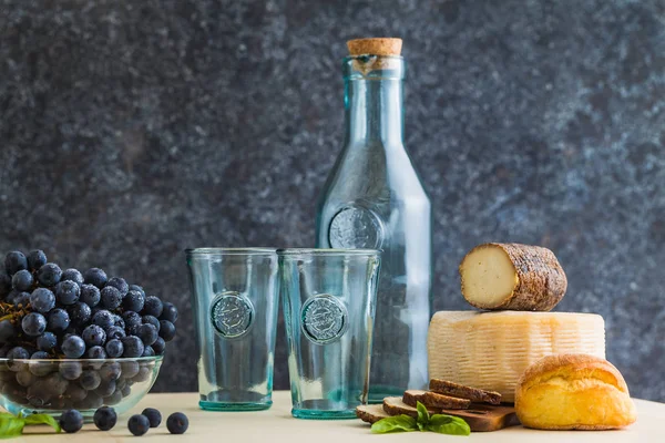 Bicchieri Bottiglia Vetro Riciclato Vino Tavola Con Formaggio Uva Pane — Foto Stock