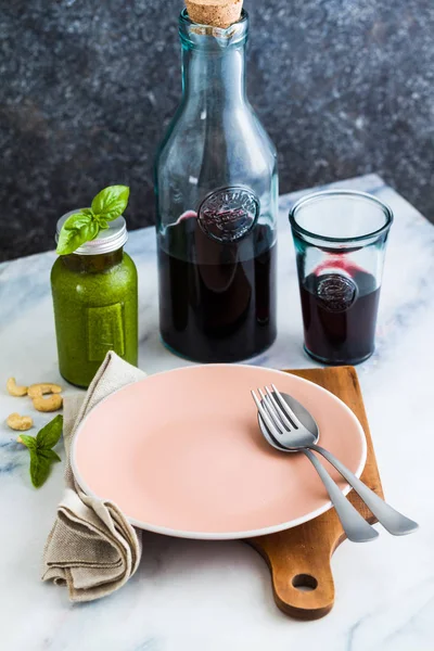 Rotwein Der Flasche Und Recyclinggläser Auf Dem Tisch Frische Trauben — Stockfoto