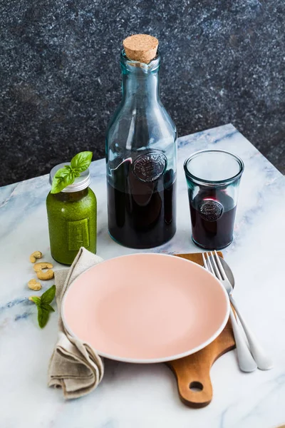 Rotwein Der Flasche Und Recyclinggläser Auf Dem Tisch Frische Trauben — Stockfoto