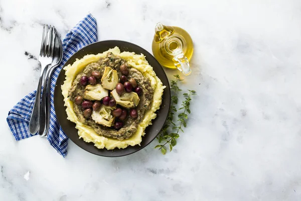 Deux Assiettes Avec Purée Pommes Terre Baba Ganush Artichauts Huile — Photo