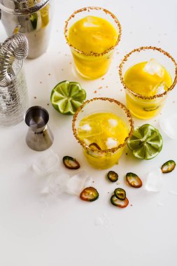 tekila, mango suyu, acı biber ve masanın üzerine kireç kokteyl margarita. Bar aksesuarları