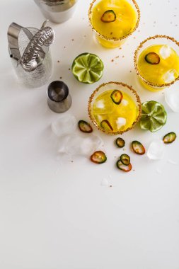 tekila, mango suyu, acı biber ve masanın üzerine kireç kokteyl margarita. Bar aksesuarları