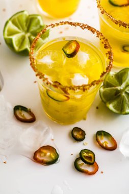 tekila, mango suyu, acı biber ve masanın üzerine kireç kokteyl margarita. Bar aksesuarları