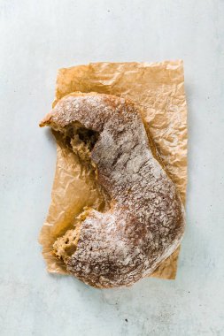 bir parça taze çavdar İtalyan ekmek masanın üzerine.