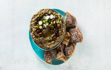 Meze ile baba ganush patlıcan, zeytin kalamata, yeşil soğan ve taze çavdar ekmeği. Akdeniz Aperatif. Vegan sağlıklı gıda