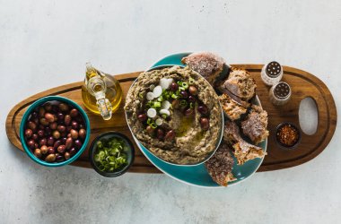 Meze ile baba ganush patlıcan, zeytin kalamata, yeşil soğan ve taze çavdar ekmeği. Akdeniz Aperatif. Vegan sağlıklı gıda