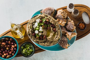 Meze ile baba ganush patlıcan, zeytin kalamata, yeşil soğan ve taze çavdar ekmeği. Akdeniz Aperatif. Vegan sağlıklı gıda