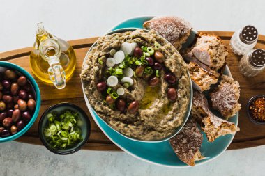 Meze ile baba ganush patlıcan, zeytin kalamata, yeşil soğan ve taze çavdar ekmeği. Akdeniz Aperatif. Vegan sağlıklı gıda