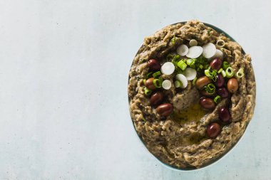 Meze ile baba ganush patlıcan, zeytin kalamata, yeşil soğan ve taze çavdar ekmeği. Akdeniz Aperatif. Vegan sağlıklı gıda
