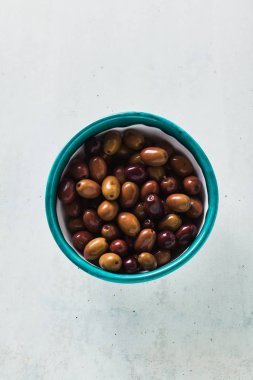 Zeytin Kalamata bir tabloda bir kasede üzerinden. Gaeta zeytin