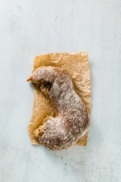 Pedaço Pão Italiano Centeio Fresco Mesa — Fotografia de Stock