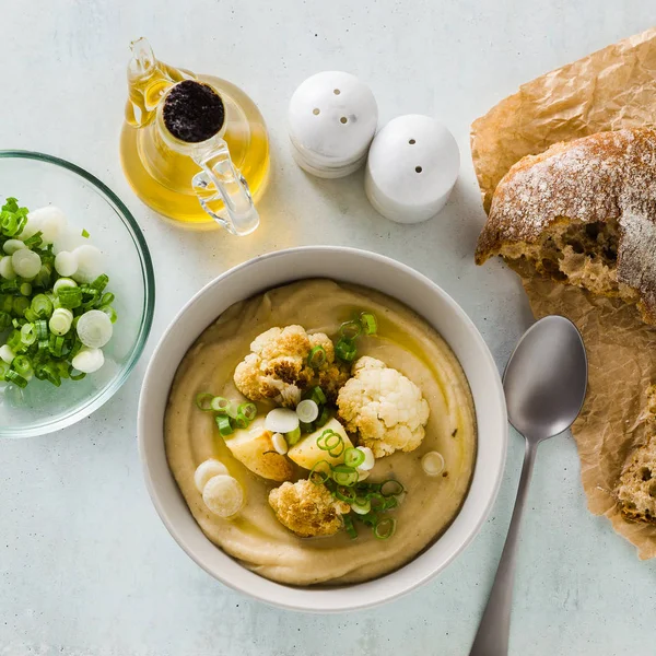 Sopa Creme Couve Flor Batatas Tigelas Uma Mesa Com Pão — Fotografia de Stock