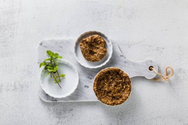 Vegan mini turta fındık ve pişirme kalıpları içinde tarihleri hazırlanması. sağlıklı yemekler için yemek tarifleri