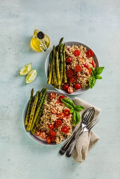 Salada Sorgo Sem Glúten Grande Painço Espargos Grelhados Tomates Cereja — Fotografia de Stock