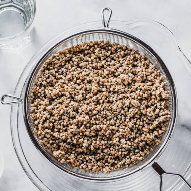 mermer bir tabloda yeşil buğday pişirilir. ve el blender'ı