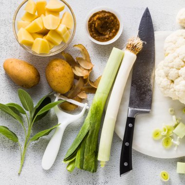 sebze çorbası baharat ve bir şefin bıçak ile bir tabloda malzemelerle. yemek tarifleri adım adım için mutfak fotoğraf