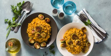 kabak ve Brüksel lahanası masada risotto afiş. Tüm aile için sağlıklı bir tarif. Festival tablo