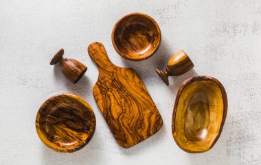 Beyaz mutfak masası ve zeytin ağacı dalları zeytin ağacından ahşap mutfak eşyaları. çevre dostu mutfak eşyaları