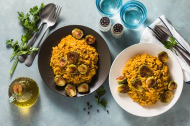 risotto ile kabak ve Brüksel lahanası masanın üzerinde. Tüm aile için sağlıklı bir tarif. Festival tablo