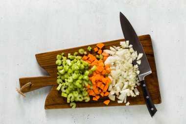 doğranmış sebze ve ahşap kesme tahtası üzerinde bir şefin bıçak. Restoran ya da ev yemekleri için temel kesme.
