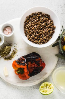 Doğrama Kurulu bir mermer üzerinde mercimek salatası yemek pişirmek için malzemeler. zeytin ağacının dalını.