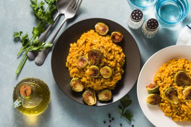 risotto ile kabak ve Brüksel lahanası masanın üzerinde. Tüm aile için sağlıklı bir tarif. Festival tablo
