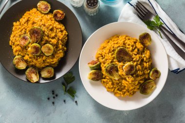 risotto ile kabak ve Brüksel lahanası masanın üzerinde. Tüm aile için sağlıklı bir tarif. Festival tablo