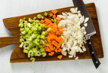 doğranmış sebze ve ahşap kesme tahtası üzerinde bir şefin bıçak. Restoran ya da ev yemekleri için temel kesme.